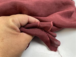 Fastvævet viscose - creppet i smuk vinrød